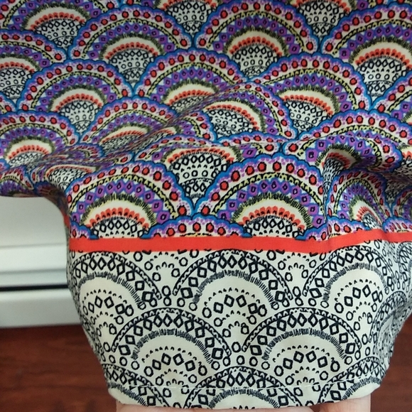 Francesca's Sleeveless Purple Scalloped Blouse - Picture 4 of 10